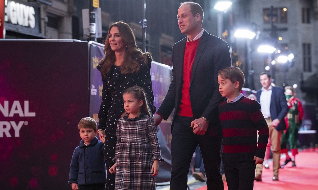 ¡Magia, música y diversión! Los duques de Cambridge llevan a sus hijos a un espectáculo navideño