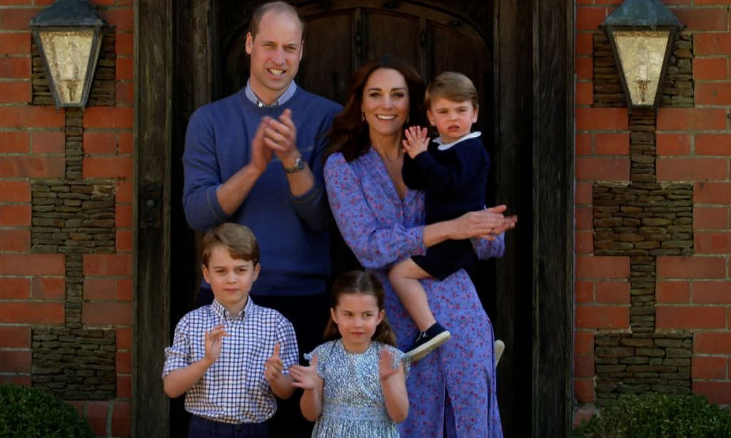 Los duques de Cambridge felicitan la Navidad a los sanitarios con una imagen familiar inédita