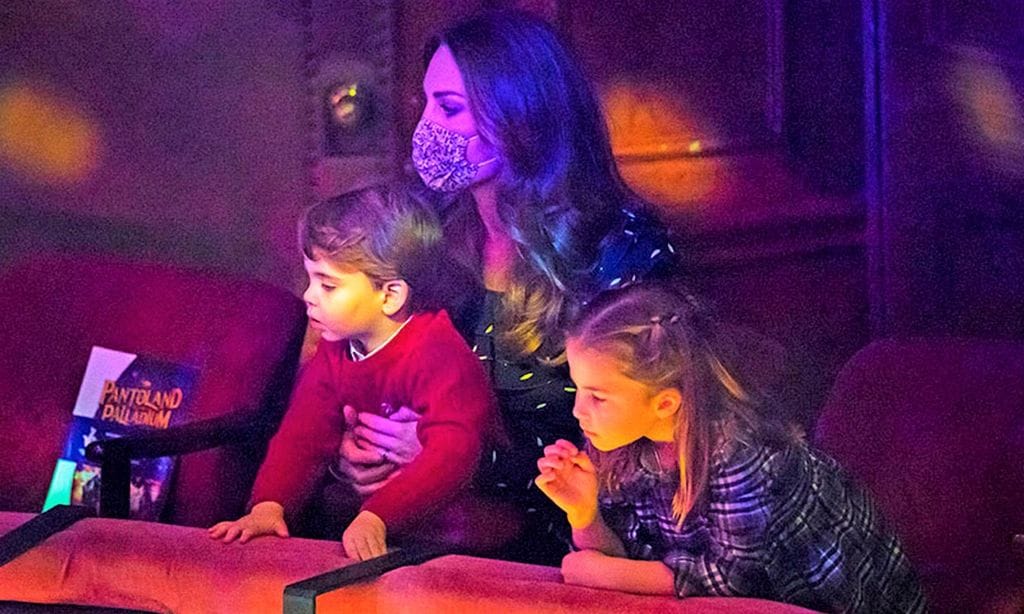 Las travesuras de la princesa Charlotte en el teatro, frente a la formalidad de sus hermanos George y Louis