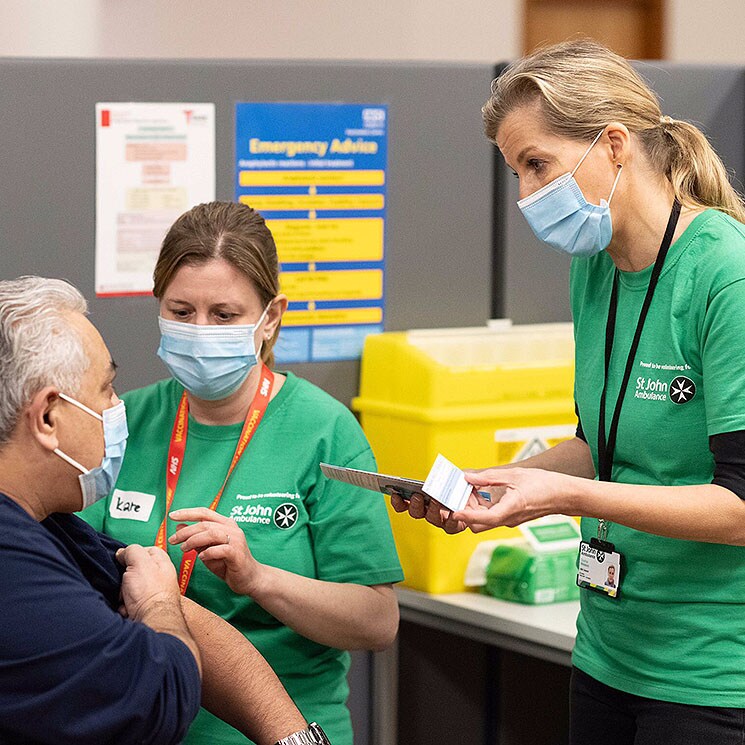 La condesa de Wessex vuelve al voluntariado en la vacunación contra el coronavirus