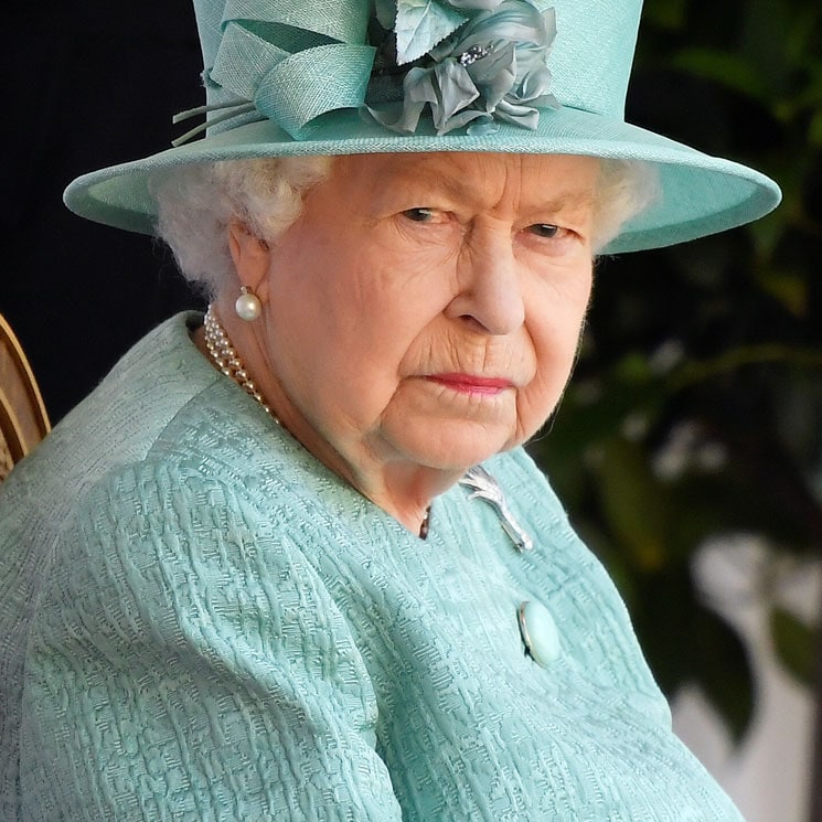 La reina Isabel, optimista ante el estado de salud del duque de Edimburgo, sigue con sus obligaciones