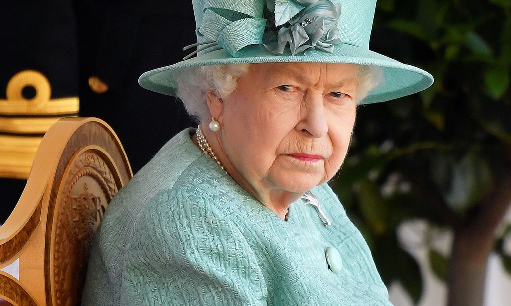 La reina Isabel, optimista ante el estado de salud del duque de Edimburgo, sigue con sus obligaciones