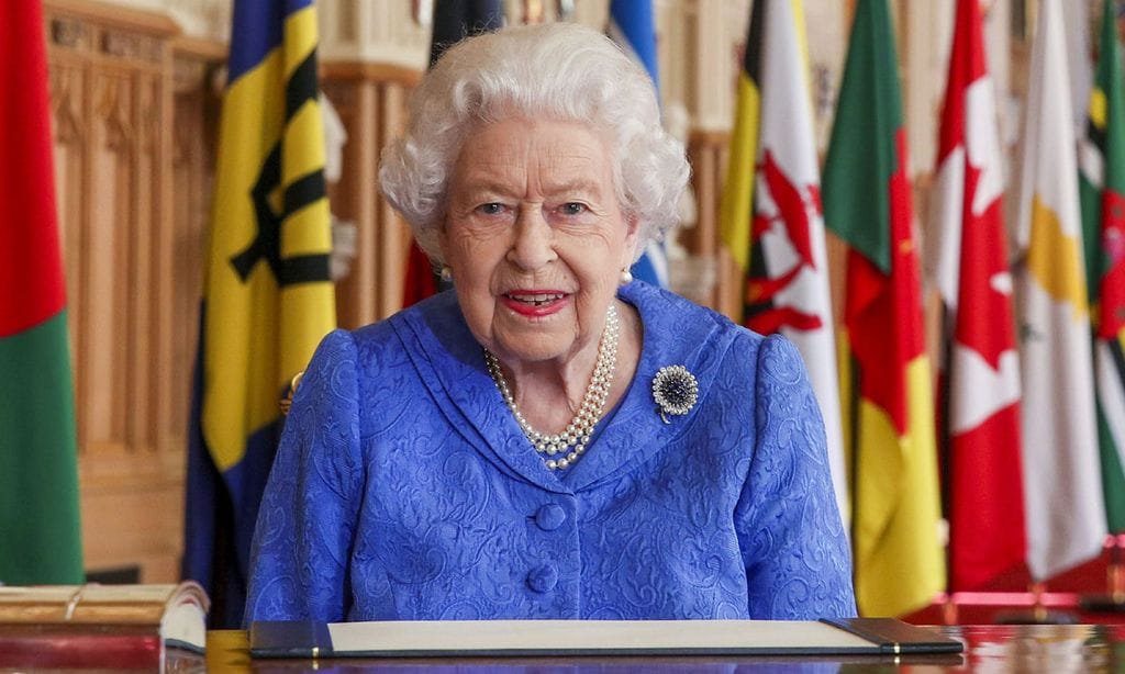 Isabel II celebra la Commonwealth por televisión horas antes de la entrevista de los Sussex