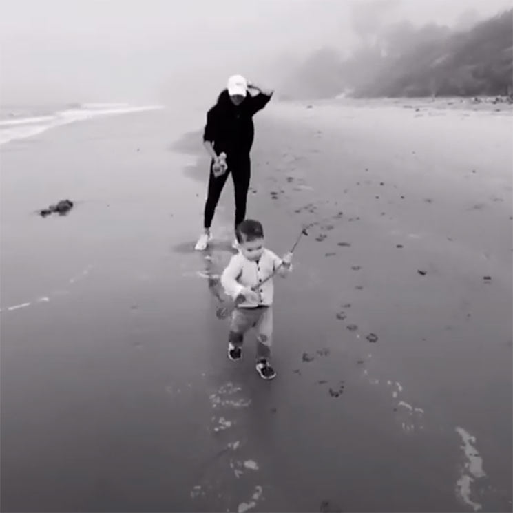 La inesperada aparición de Archie corriendo en la playa
