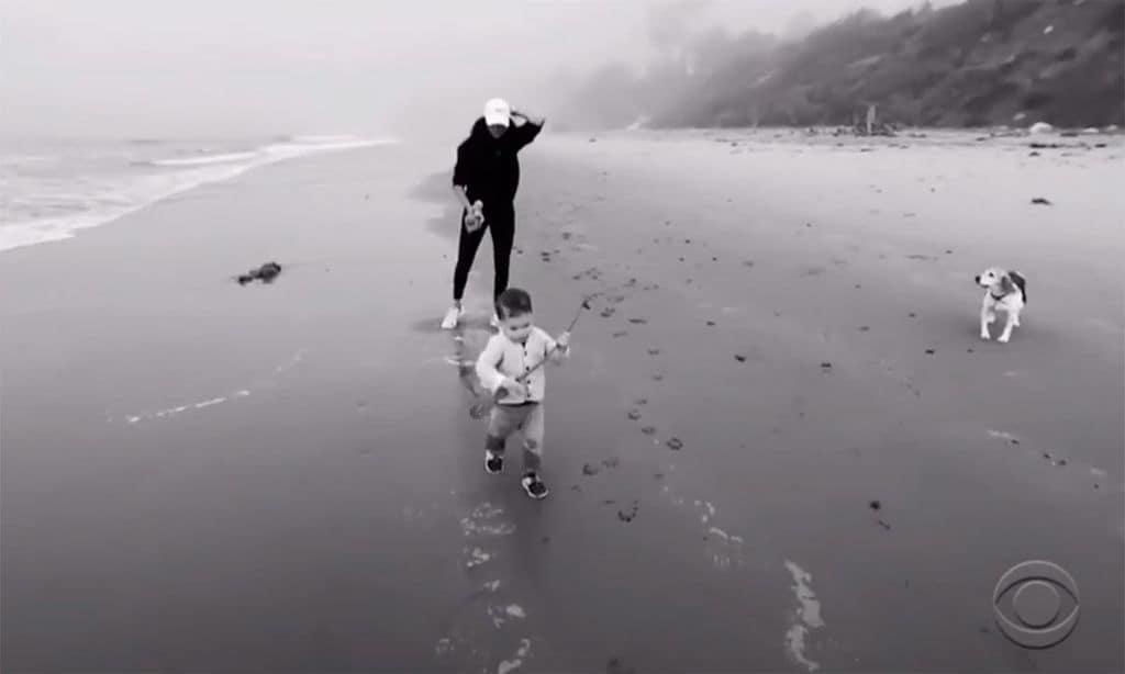 La inesperada aparición de Archie corriendo en la playa