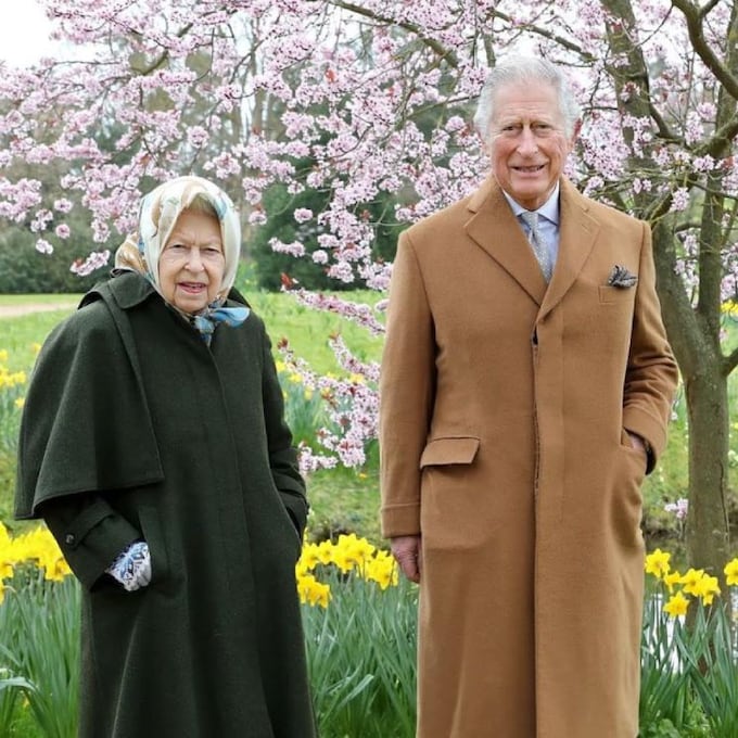 Isabel II y el príncipe Carlos: risas y distancia social en su reencuentro en Windsor