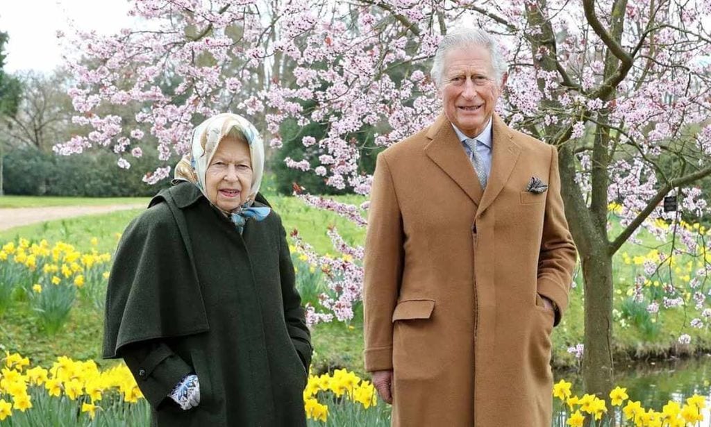 Isabel II y el príncipe Carlos pasean por Windsor