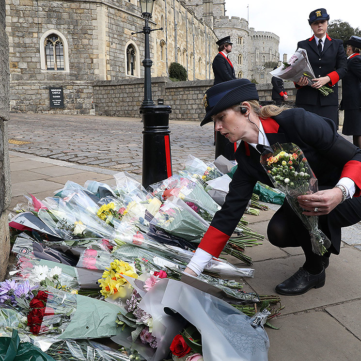 Flores y banderas a media asta: los británicos se despiden del marido de Isabel II