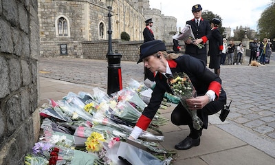 Flores y banderas a media asta: los británicos se despiden del marido de Isabel II