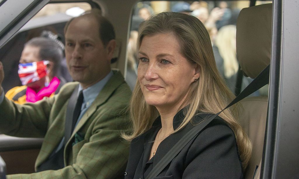 Carlos de Inglaterra, el príncipe Andrés y los condes de Wessex arropan a Isabel II en Windsor y cuentan cómo se encuentra