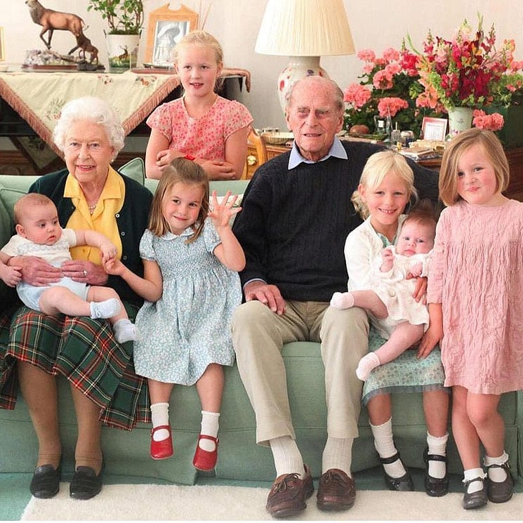 La Familia Real homenajea al duque de Edimburgo en su papel como bisabuelo con unas imágenes inéditas