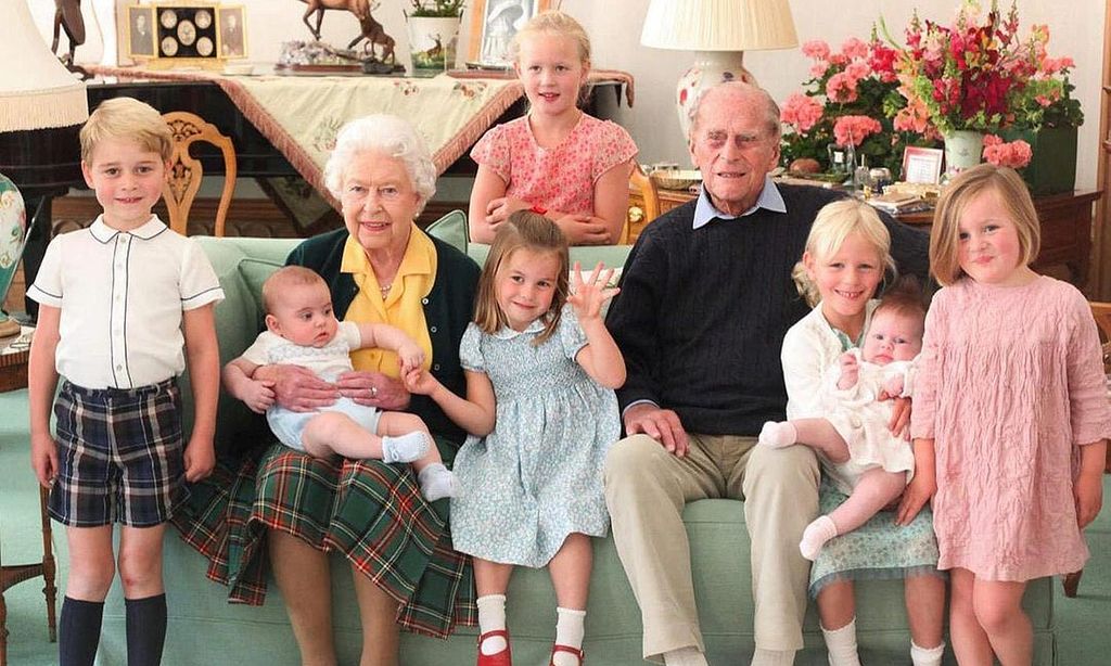 La Familia Real homenajea al duque de Edimburgo en su papel como bisabuelo con unas imágenes inéditas