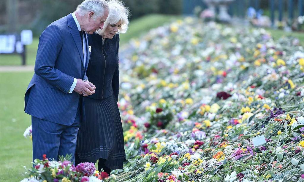 El príncipe Carlos y Camilla de Cornualles visitan emocionados el homenaje al duque de Edimburgo en Marlborough House