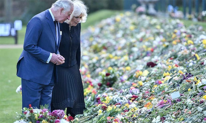El príncipe Carlos y Camilla de Cornualles visitan emocionados el homenaje al duque de Edimburgo