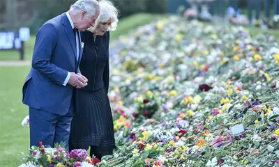 El príncipe Carlos y Camilla de Cornualles visitan emocionados el homenaje al duque de Edimburgo en Marlborough House
