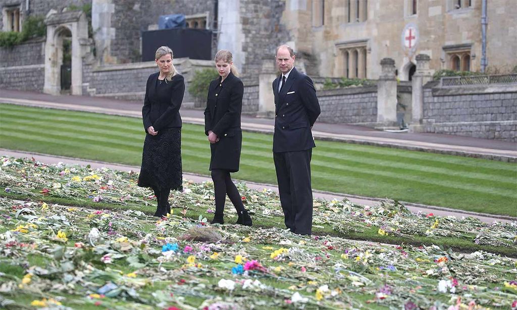 La emoción de los condes de Wessex y su hija al visitar el homenaje improvisado al duque de Edimburgo