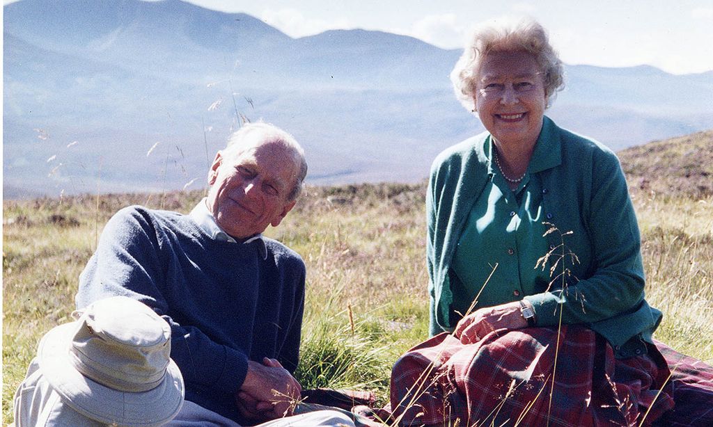 Isabel II comparte una romántica fotografía inédita con el duque de Edimburgo horas antes del funeral