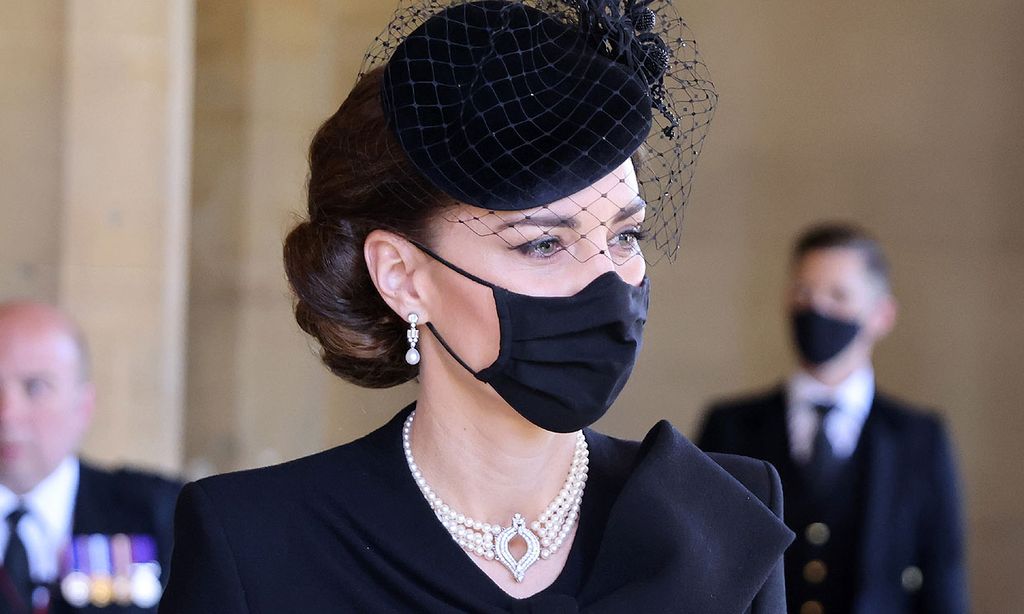 La Reina presta sus joyas a la duquesa de Cambridge en el último adiós al duque de Edimburgo