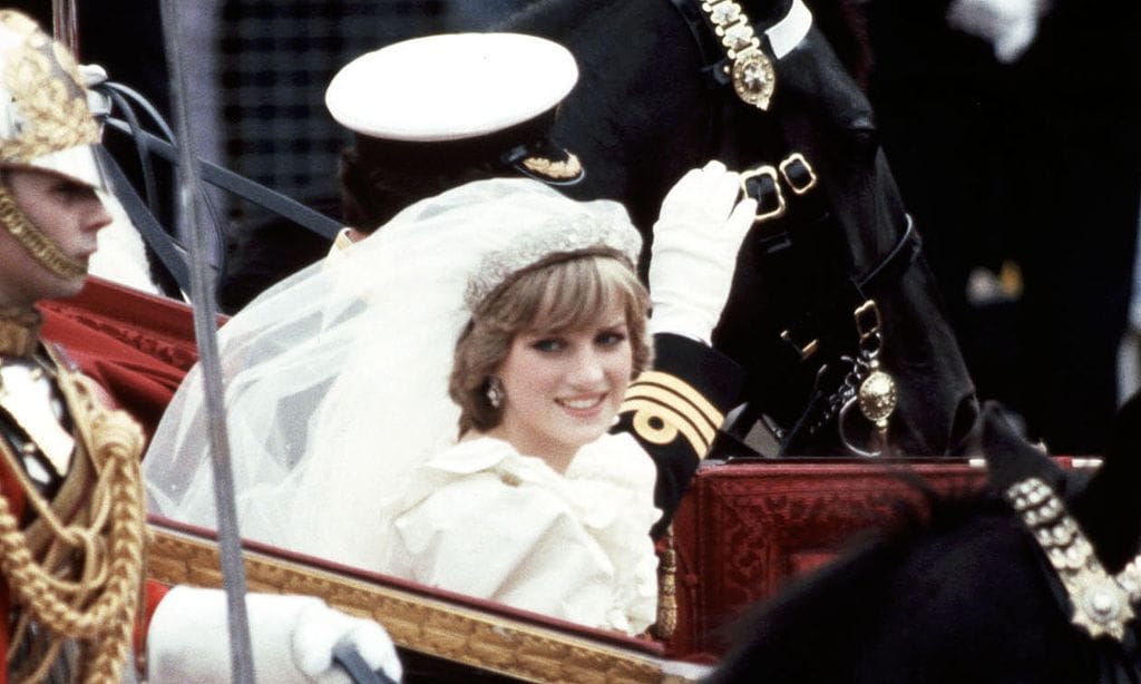 Los príncipes Harry y Guillermo dan su consentimiento para exponer el vestido nupcial de Lady Di