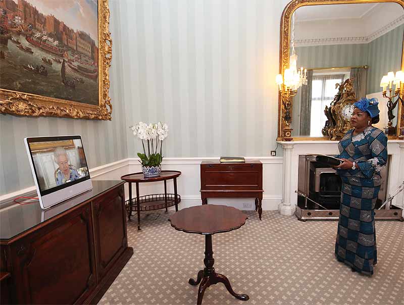 Isabel II, en su primer acto oficial diez días después del funeral de su  esposo - Foto 1