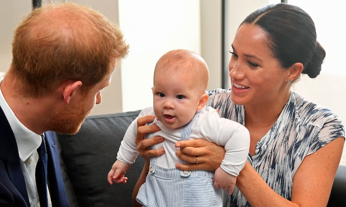Príncipe Harry y Meghan Markle con su hijo Archie