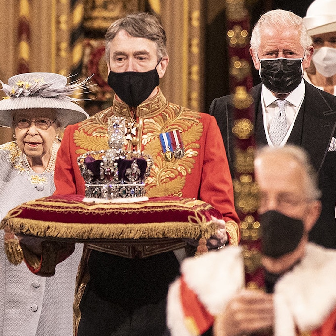 Isabel II y la duquesa de Cornualles lucen sus joyas más significativas en la apertura del Parlamento