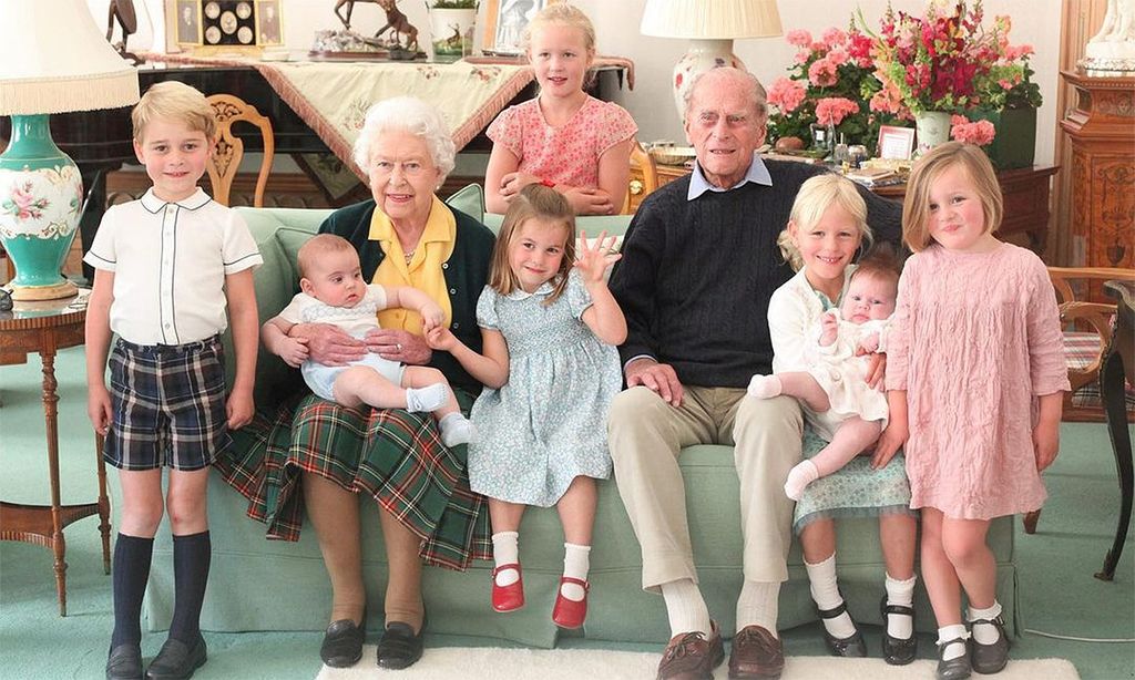 la reina y felipe de edimburgo con sus hijos