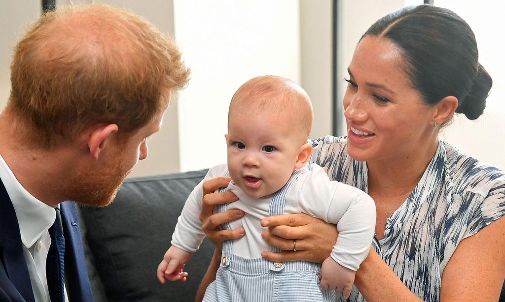 Meghan Markle y el príncipe Harry con su hijo Archie