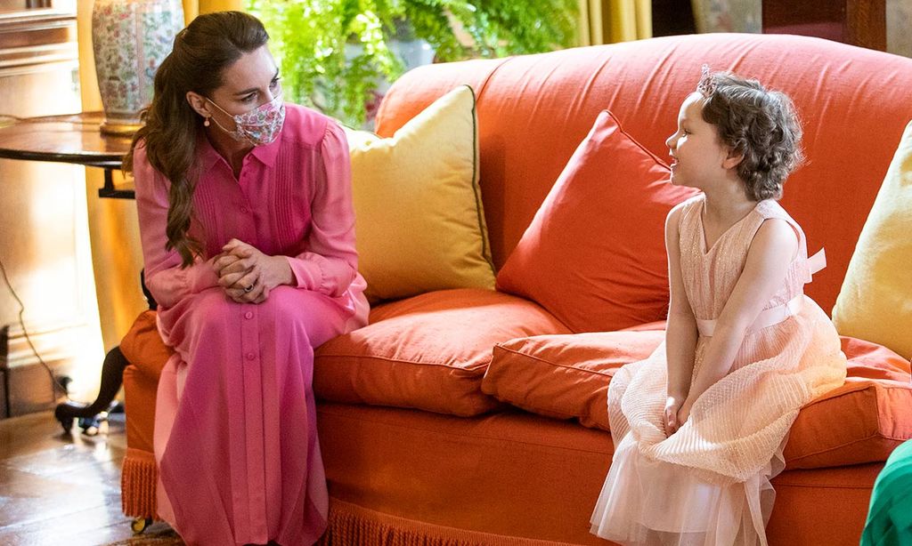 La duquesa de Cambridge se viste de princesa para cumplir la promesa que le hizo a una niña