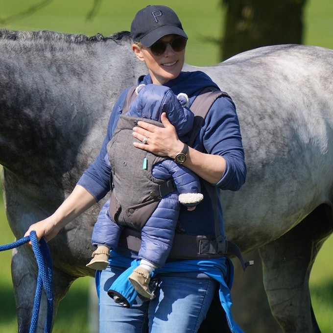 Zara Tindall, pura ternura con su bebé en su primer día en la hípica