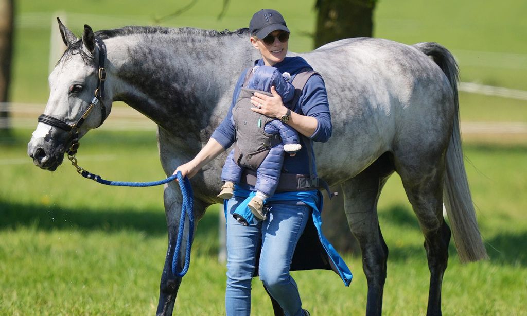 Zara Tindall, pura ternura con su bebé en su primer día en la hípica