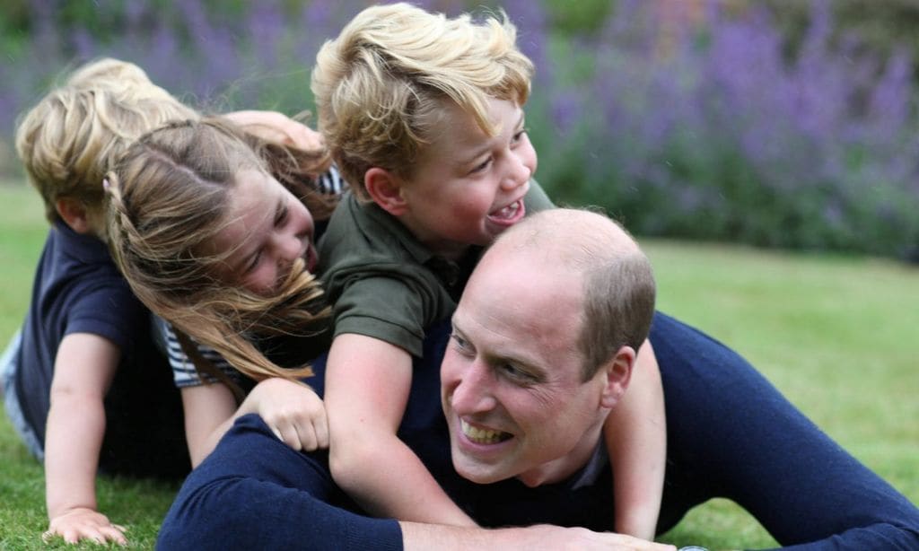Los duques de Cambridge celebran el Día del Padre con un importante recuerdo y una foto inédita