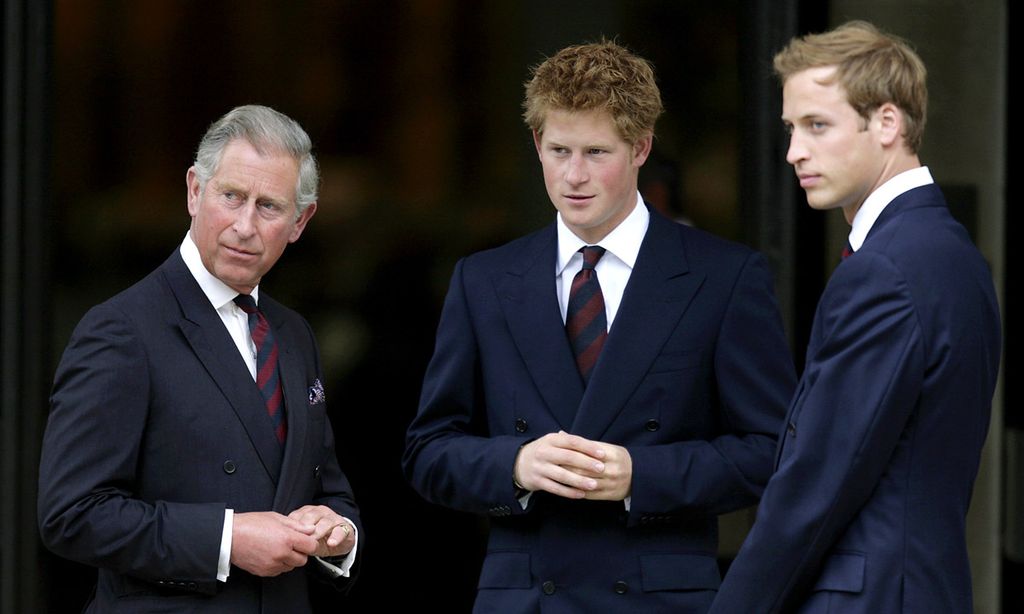 El principe Carlos y sus hijos, Guillermo y Harry