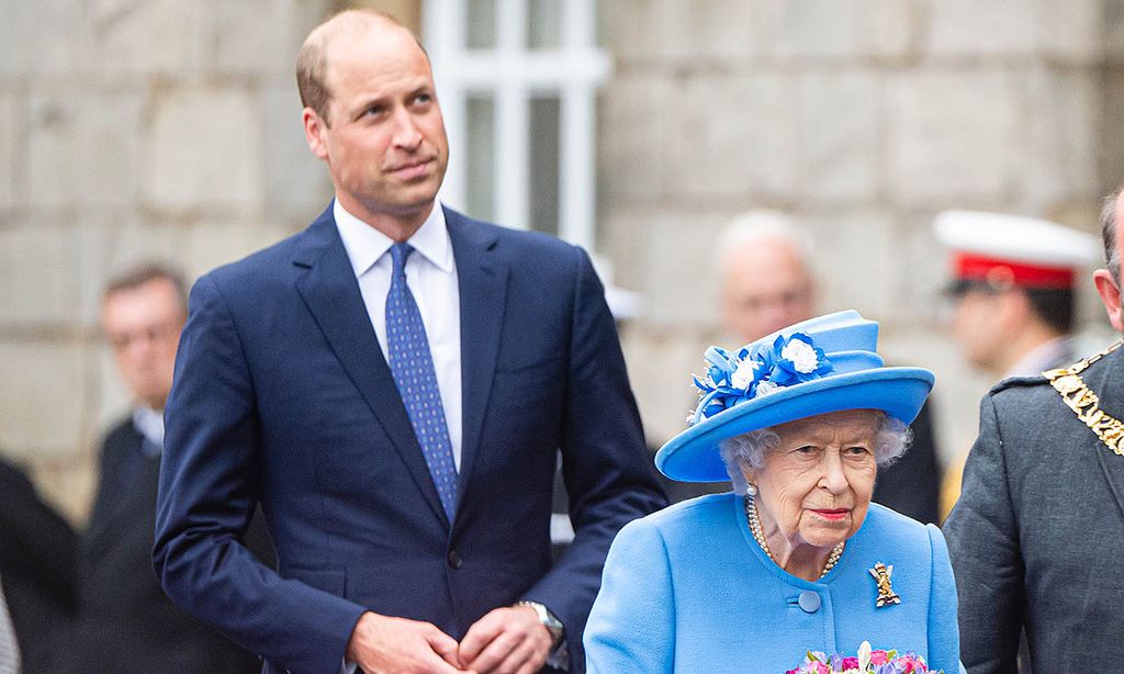 El príncipe Guillermo, el mejor apoyo de Isabel II en su primer viaje tras la muerte del duque de Edimburgo