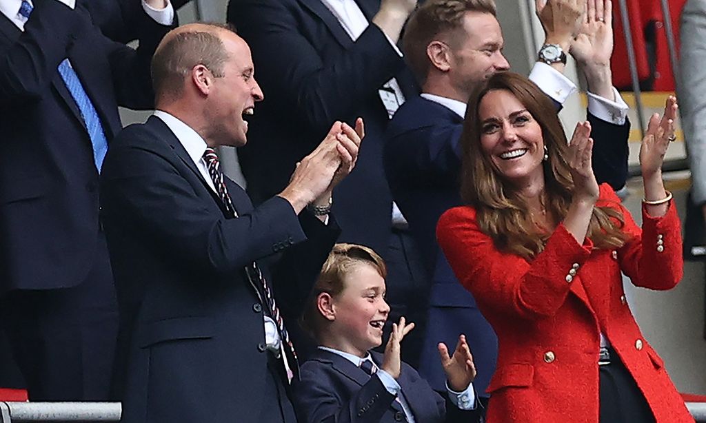 George de Cambridge celebra la victoria de la selección de Inglaterra junto a sus padres y David Beckham