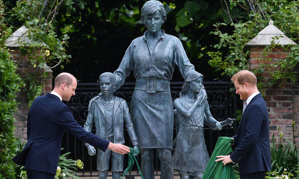 Así ha sido el esperado reencuentro entre los príncipes Guillermo y Harry en el homenaje a su madre por su 60º cumpleaños