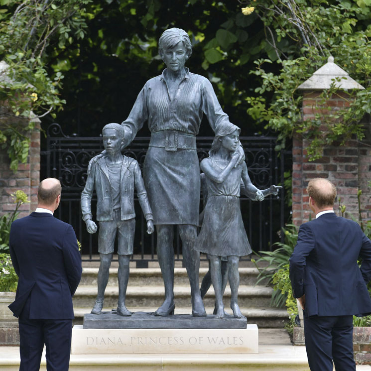 ¿Por qué aparece con tres niños? Todos los mensajes de la estatua de Diana de Gales