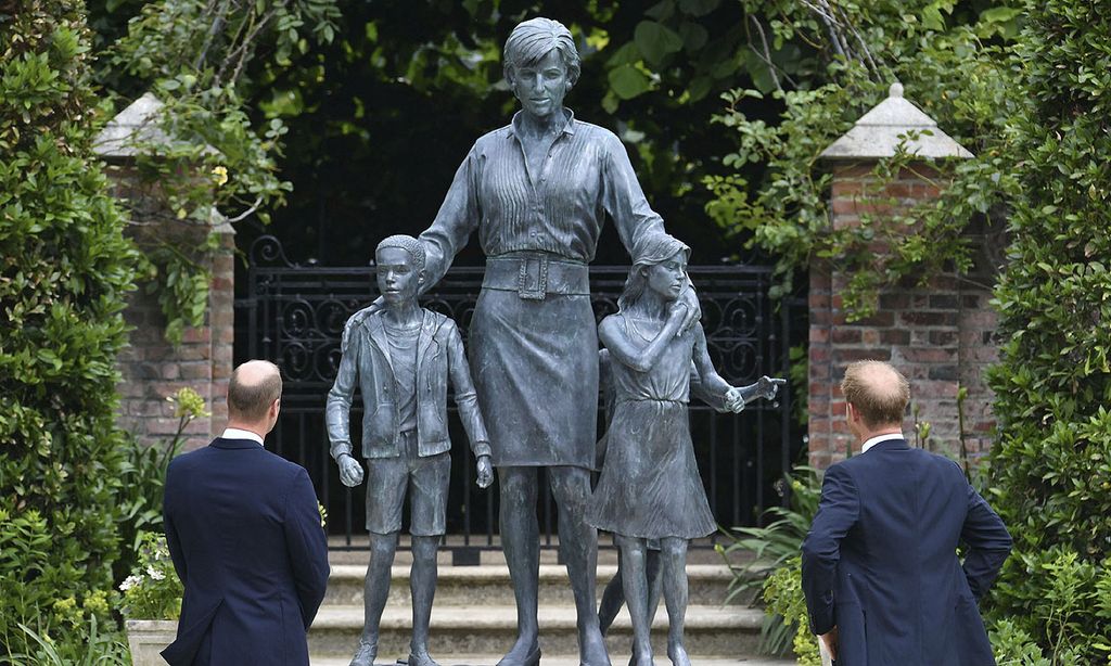¿Por qué aparece con tres niños? Todos los mensajes de la estatua de Diana de Gales