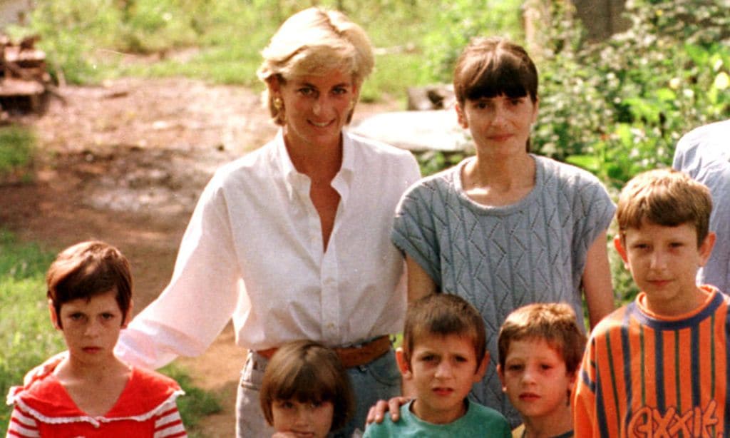 La imagen de Diana de Gales en su último viaje oficial idéntica a su estatua