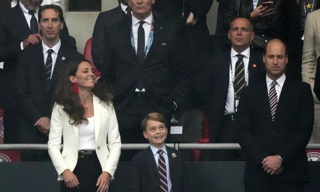 Kate Middleton y el príncipe Guillermo con su hijo George