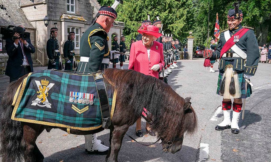 Isabel II se reencuentra con un viejo conocido ecuestre en su recepción de Balmoral