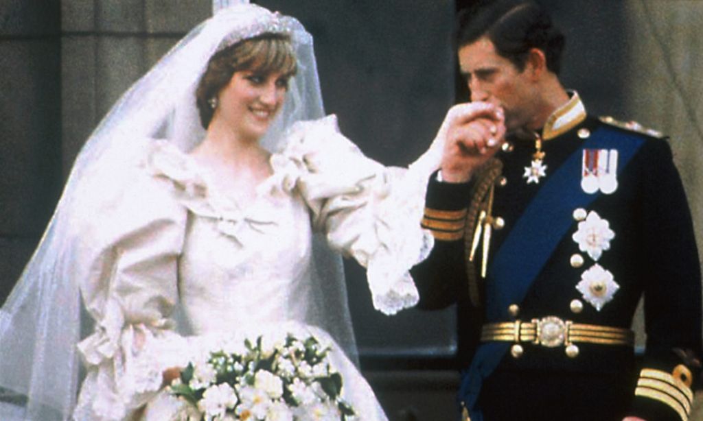 Vendido por más de 2.000 euros un trozo de la tarta de boda de Carlos y Diana ¡40 años después!