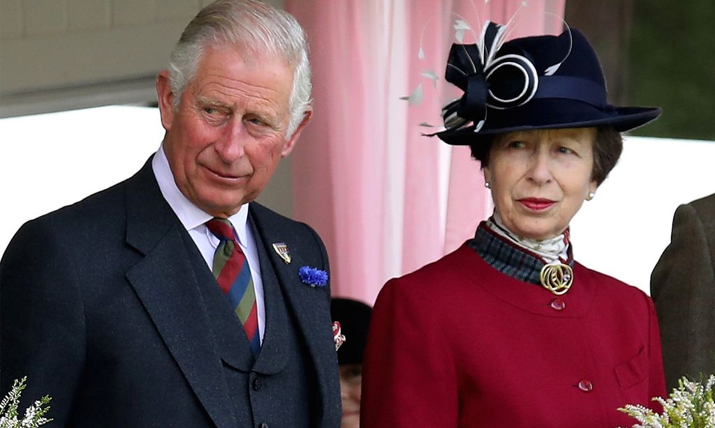 La preciosa imagen de su infancia con la que Carlos de Inglaterra felicita a su hermana, la princesa Ana