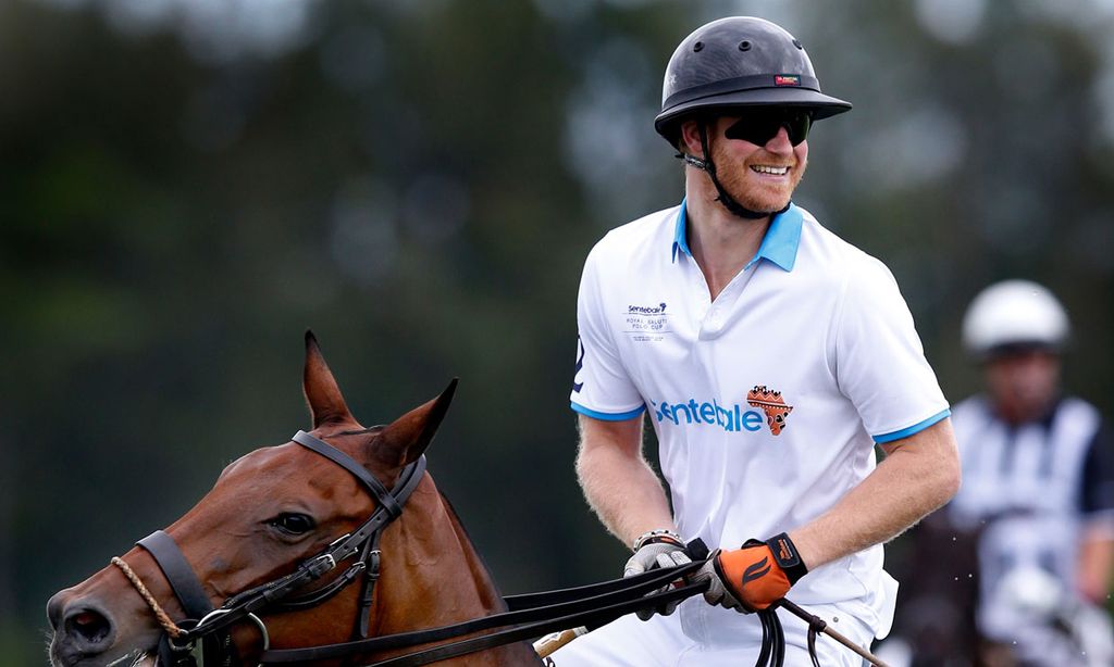 El príncipe Harry reaparece por sorpresa en el polo en plena baja por paternidad