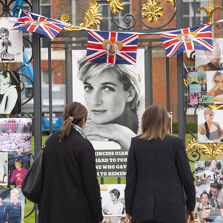 Las puertas del palacio de Kensington se llenan de muestras de cariño hacia Diana de Gales