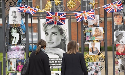 Las puertas del palacio de Kensington se llenan de muestras de cariño hacia Diana de Gales