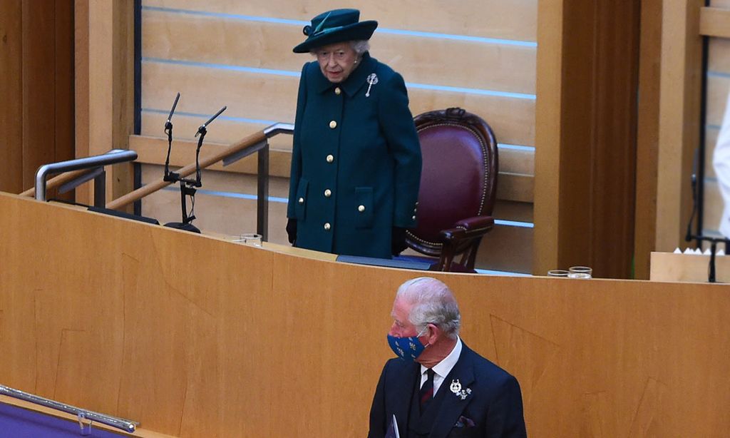 Reina Isabel II y príncipe Carlos