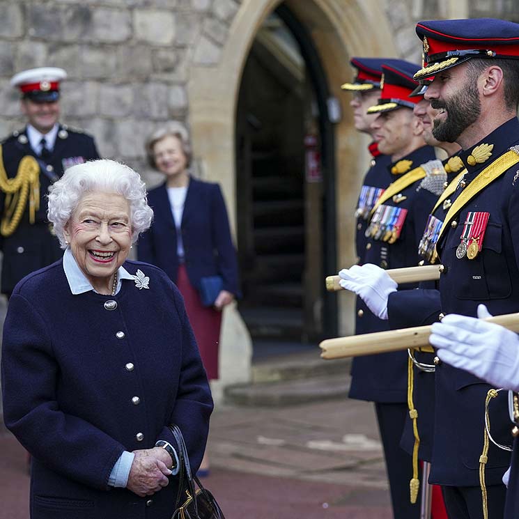 Isabel II recibe a una de sus tropas favoritas en su primera aparición en Windsor tras volver de Balmoral