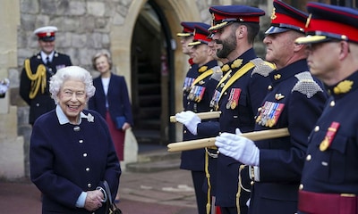Isabel II recibe a una de sus tropas favoritas en su primera aparición en Windsor tras volver de Balmoral