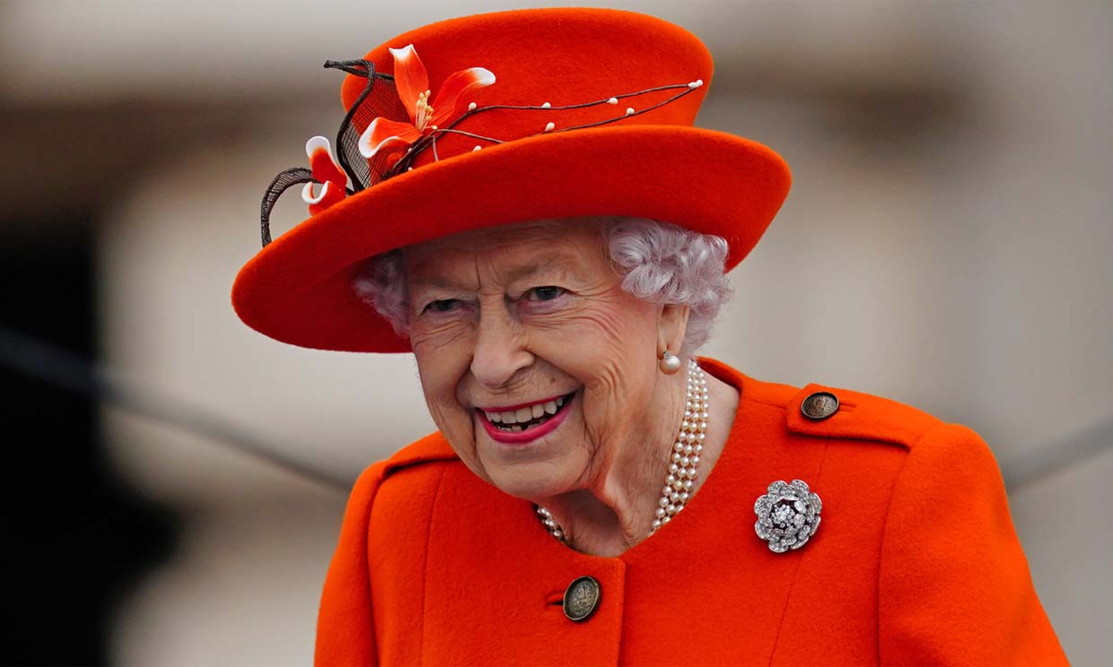 De naranja y sin perder la sonrisa en ningún momento: Isabel II vuelve a Buckingham